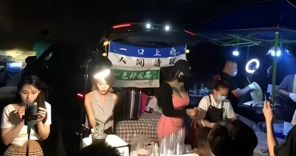 老板娘走红一晚卖出3000杯穿着惹争议ag旗舰厅app广西夜市手打柠檬茶因(图6)